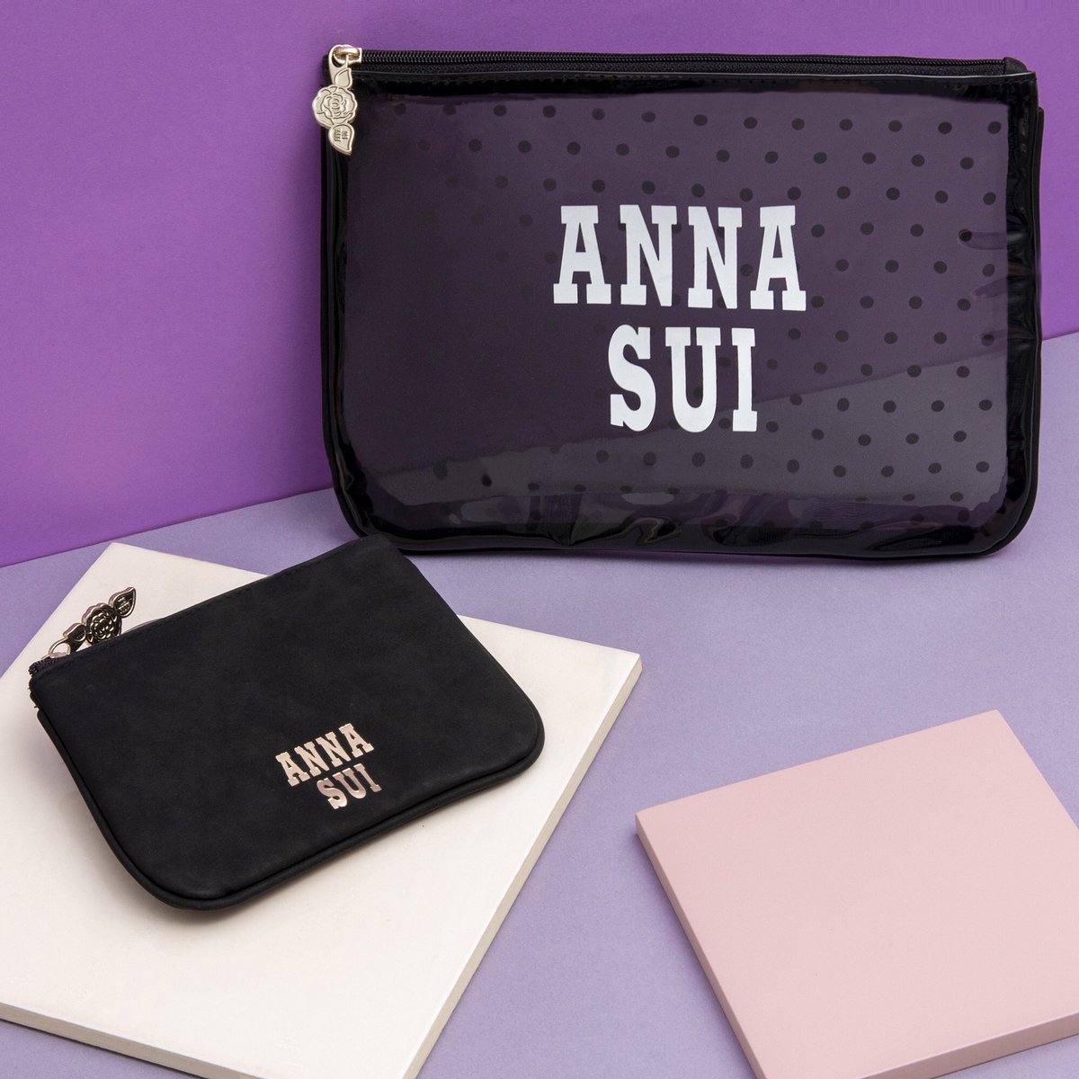 Anna Sui Cosmetics ドット柄のデュオポーチをシーンで使い分けて 明日 1 3より 商品の中から Sui Blackを含む3 500円 税抜 以上お買い上げの方に コスメデュオポーチ を プレゼント 無くなり次第終了 一部お取り扱いのない店舗がござい