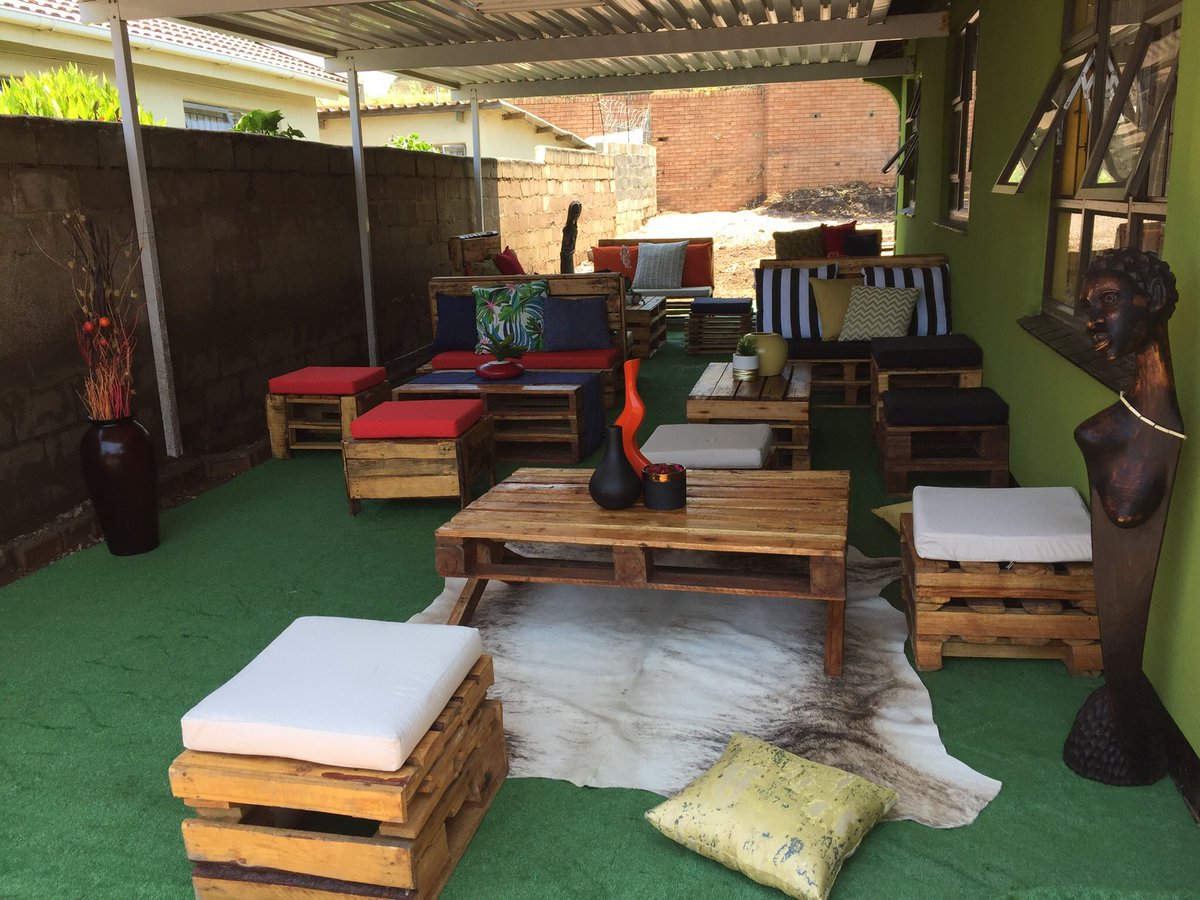Thuledu2's tweet photo. @sindivanzyl @DimbaLondiwe Thuledu Pallets lounge. 50 seater including green carpet, cushion pads, scatters and centre pieces. Durban based. Contact: 0782647662 #sidehustle https://t.co/mJbPpF9ZKu