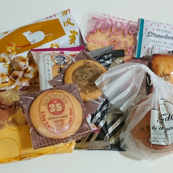 Maki 昨夜のライブでは全国からやってきたお友達とも久しぶりに会えて お土産も沢山頂いちゃいました 中には手作りの美味しいあんパンまで 私は縁起の良さそうな豆菓子をプレゼントさせて頂きました 真ん中のクッキーについては別ツイートで