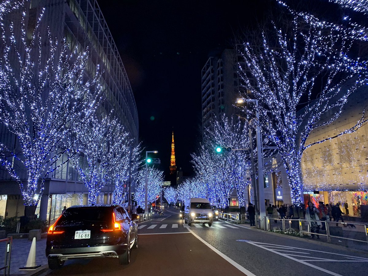 岡崎 博之 老舗ニットメーカー社長 元旦に六本木ヒルズに行きました 他のお店はお休みだからか 凄く混んでる 外国人も多いですね 元旦営業も普通になるかもね イルミネーションもあり 得した気分