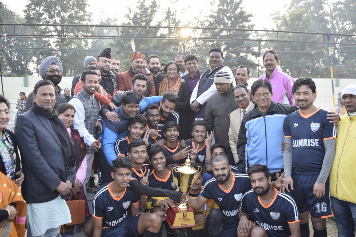 SameerShaikhCMD's tweet photo. द्वितीय हेमवती नन्दन बहुगुणा मेमोरियल फुटबॉल टूर्नामेन्ट कार्यक्रम में श्रीमती रीता बहुगुणा जोशी जी(सांसद प्रयागराज) एवं श्री उपेन्द्र तिवारी जी(खेल एवं युवा कल्याण मंत्री - स्वतंत्र प्रभार) द्वारा सम्मानित होने पर गर्व की अनुभूति हुई| https://t.co/NMGGGGp4LI