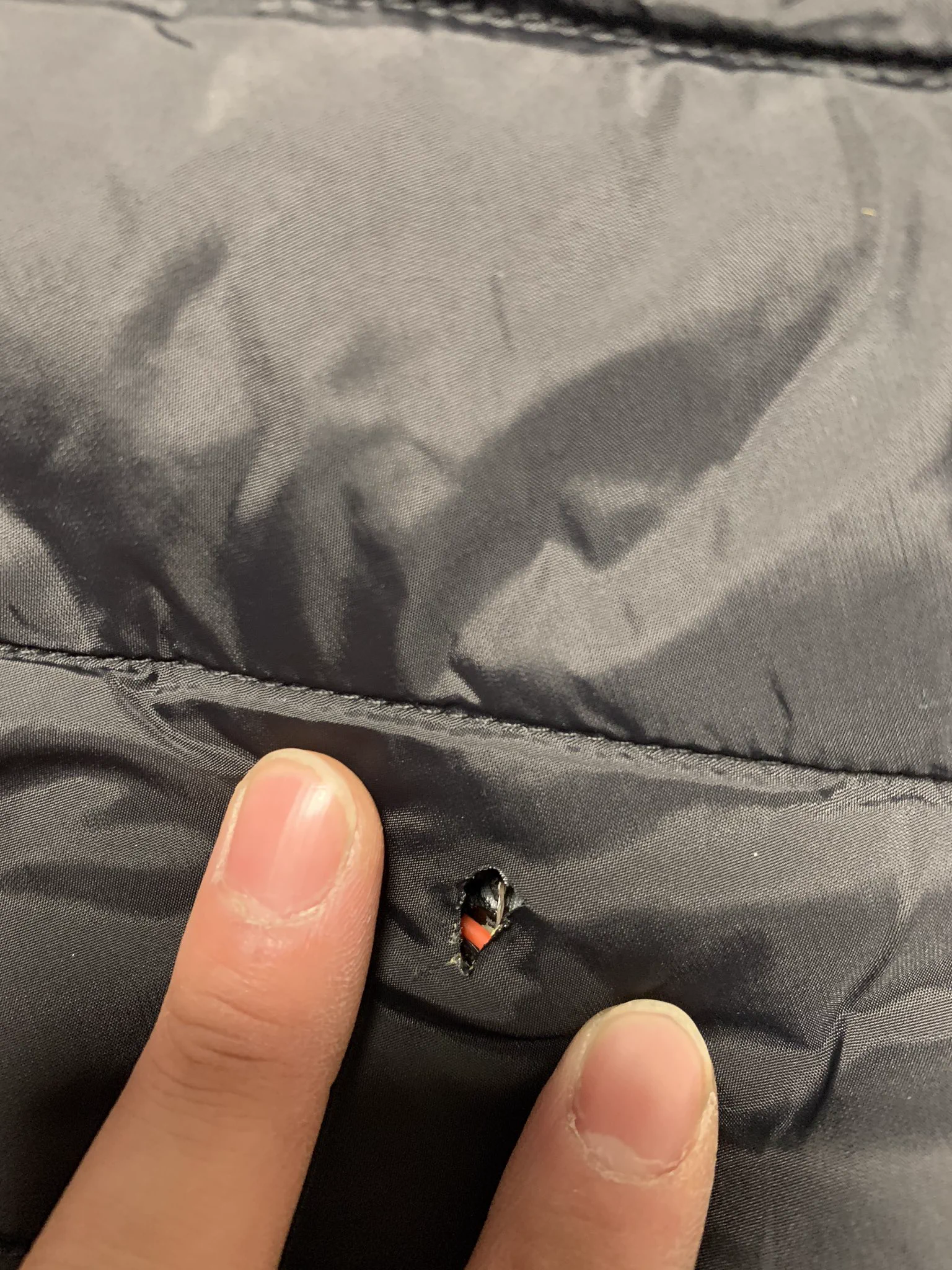 [Amazon]で頼んだ「電熱ベスト」、早速バッテリーつないで電源入れたら背中に痛み感じて見てみたら火が出てた!!