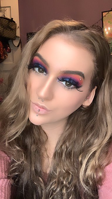 Been practicing my makeup lately 🌞 https://t.co/KwyjE4jHMS