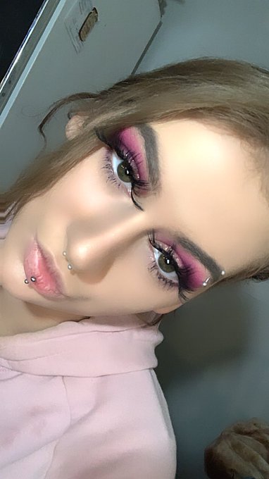 Been practicing my makeup lately 🌞 https://t.co/KwyjE4jHMS