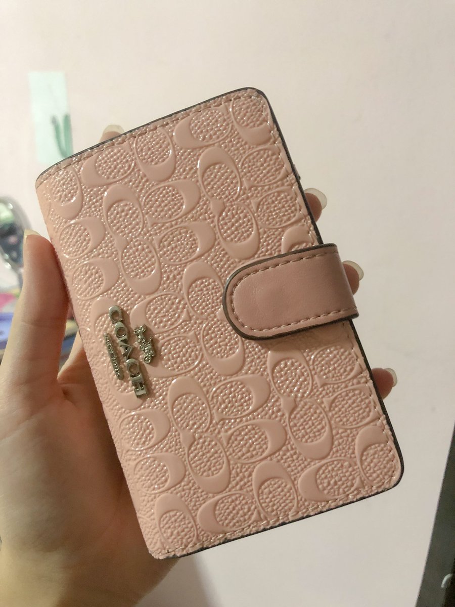 mapcaacm's tweet photo. ส่งต่อกระเป๋าตังค์coachค่า สภาพใหม่มากๆ ซื้อมา2600ขายต่อ700รวมส่งเลยค่า พร้อมโอนลดได้อีกนะคะ มีกล่อง,ป้าย,ให้ครบเลย
#nmdr1 #nmdr2 #รองเท้าแบรนด์เนม #ส่งต่อรองเท้า #ส่งต่อเสื้อผ้ามือ2 #ส่งต่อคสอ #ส่งต่อคสอ #เป๊กผลิตโชค #บตบก #ส่งต่อเสื้อผ้า #ส่งต่อสกินเเคร์ #ส่งต่อเสื้อผ้ามือสอง https://t.co/mma8A4UAKd