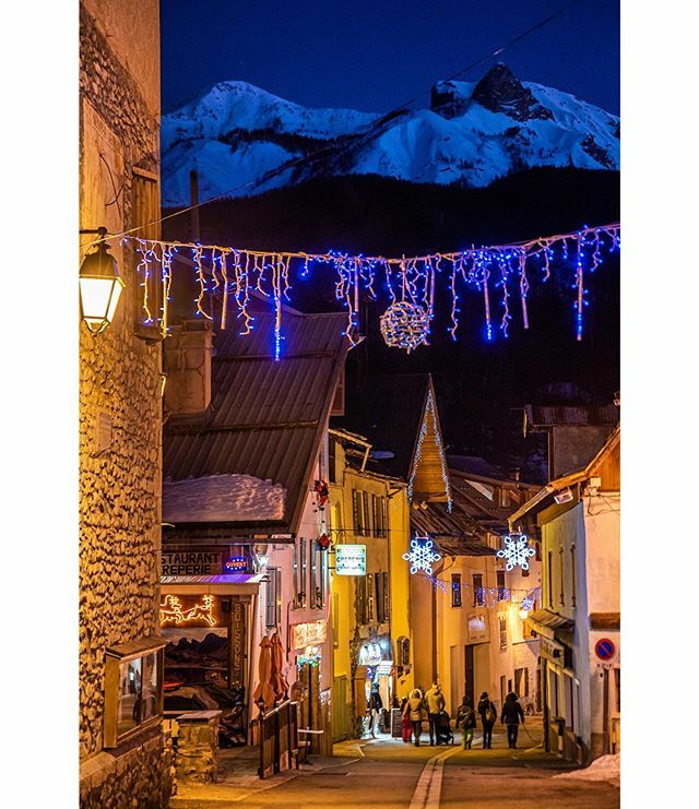 TourInProv_App's tweet photo. Dans la rue principale du village d’#allos pendant les fêtes de fin d’année... #valdallos #alpesdehauteprovence #tourinprovence #verdontourisme https://t.co/SuDZ0qUiEm https://t.co/rn0UPriSmz