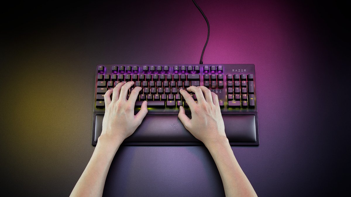 Razer's tweet image. A seamless fit for total gaming comfort. Enclosed in a solid-edged frame to ensure durability, the Razer Ergonomic Wrist Rest fits all full-sized keyboards perfectly, to give you long-lasting comfort and clean lines on your battlestation. Details here: rzr.to/razer-wrist-re…