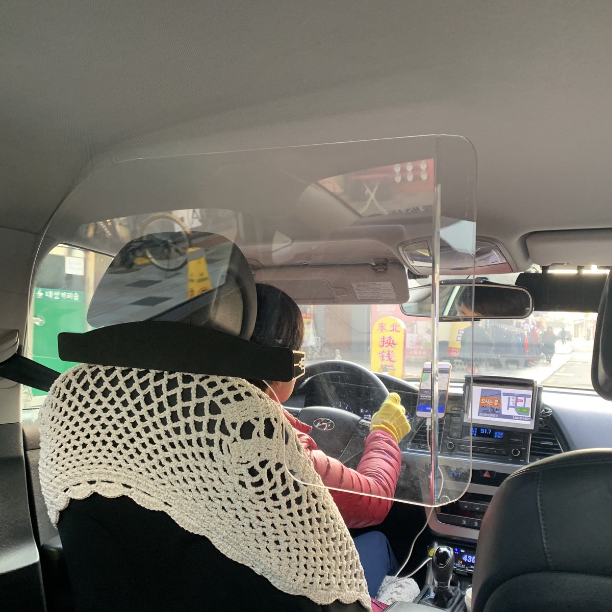 여성 기사님의 택시. 뒷자리 남자 승객들의 폭력 때문에 달았다고 하신다. 막무가내로 목을 조르고 때리고 발길질하는 승객도 허다하다고. 택시회사에서 배포하는 건데, 돈이 들어가니까 택시기사들에게 찬반 투표를 해서 배포 결정을 한다고 한다. 그런데 대부분의 택시기사들이 남성이고, 그들은