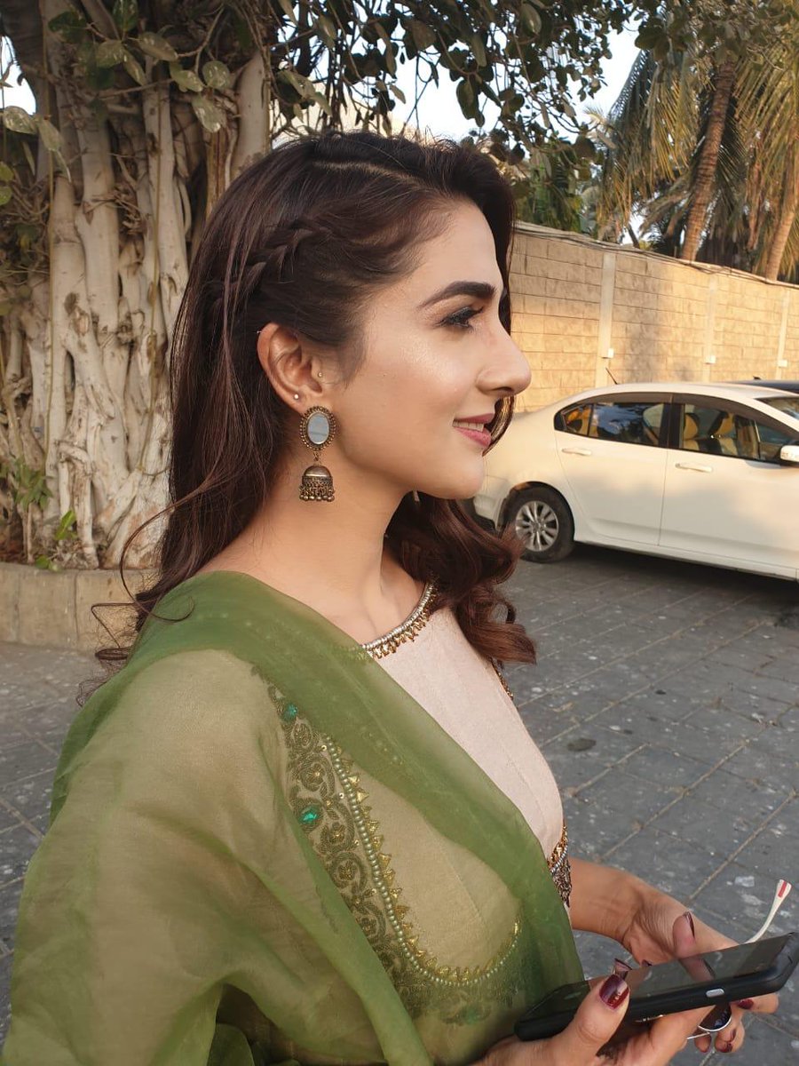 SidraAyaz's tweet photo. Actress @abbiehashim looks ethereal 😍 as she got her hair color, hair styling and makeup done by none other than the stylist #Sadaf herself 💫 at the @bellagiobysadaf for a recent wedding !
Wardrobe by: @beats.pakistan
#BellagioBySadaf #RababHashim #BeatsPakistan https://t.co/2ZvHwV9niO