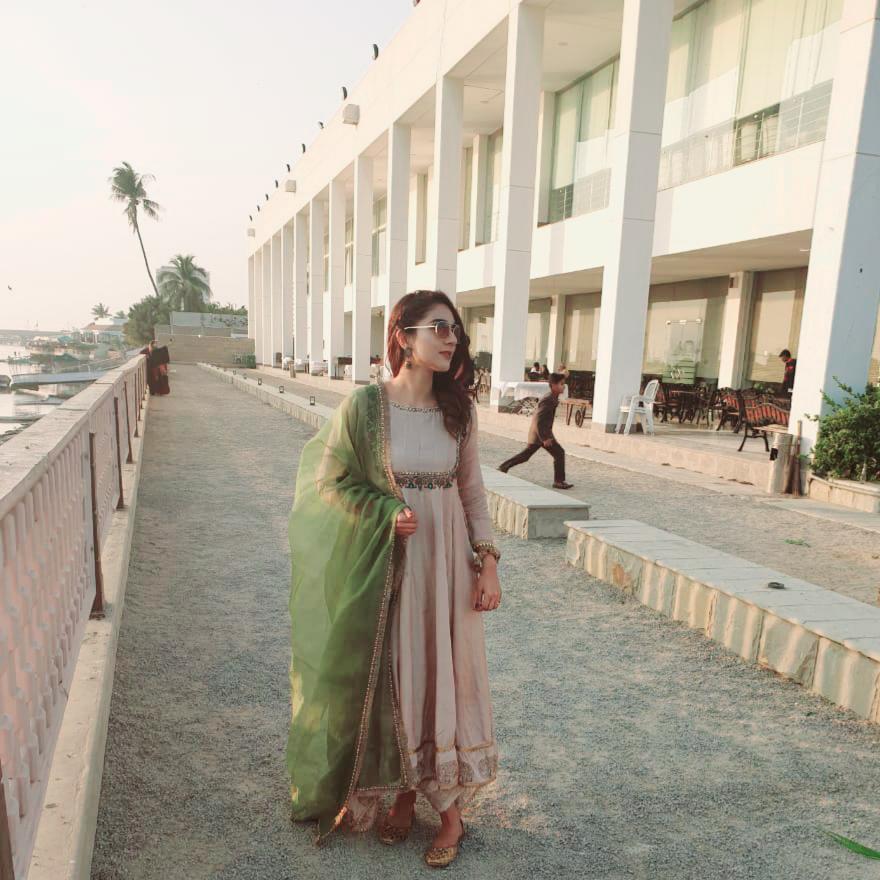 SidraAyaz's tweet photo. Actress @abbiehashim looks ethereal 😍 as she got her hair color, hair styling and makeup done by none other than the stylist #Sadaf herself 💫 at the @bellagiobysadaf for a recent wedding !
Wardrobe by: @beats.pakistan
#BellagioBySadaf #RababHashim #BeatsPakistan https://t.co/2ZvHwV9niO