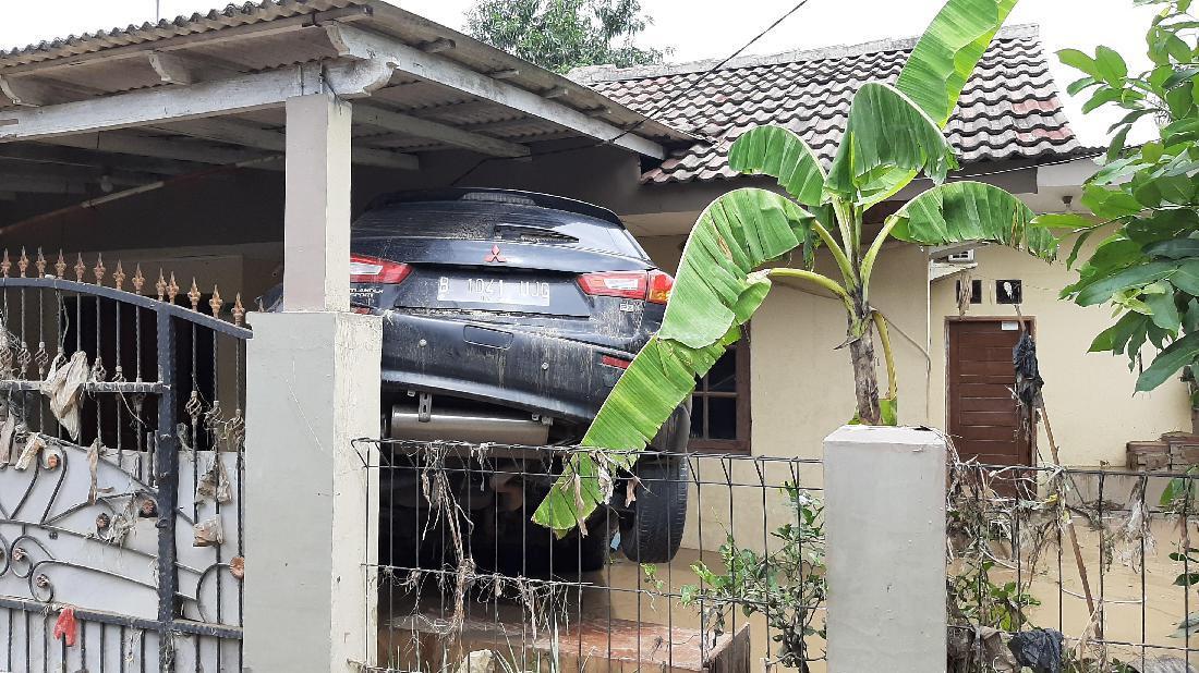 detikcom's tweet photo. #Foto Komplek Kemang IFI Graha, Jatiasih, Bekasi, Jawa Barat diterjang banjir. Usai air surut, tampak banyak mobil yang terseret arus hingga nangkring di garasi. Begini penampakannya: https://t.co/tYVZGufaKU #Banjir #Banjir2020
--
Foto: Yoki Alvetro/detikcom https://t.co/ZIzUoMw8FP