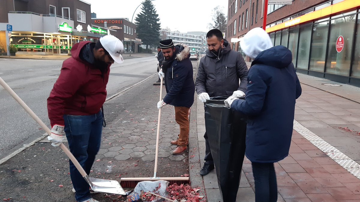 iban2308's tweet photo. #Neujahrsputz der Majlis #Barmbek am Marktplatz in #Hamburg-#Bramfeld. #Ahmadiyya #MuslimeStarten2020 https://t.co/khJnmsR79a