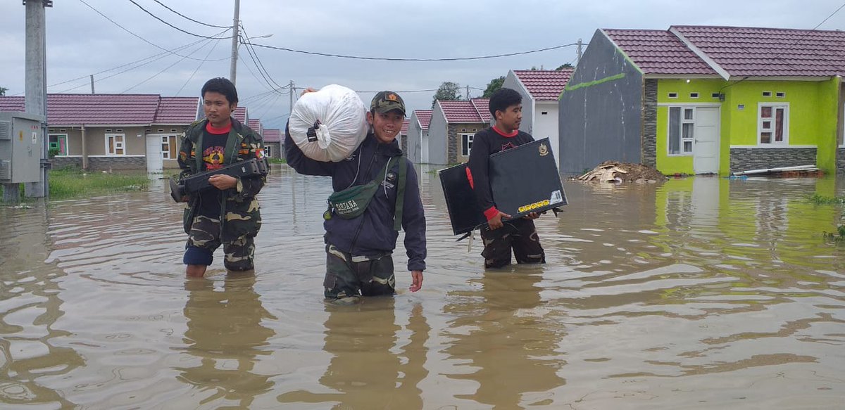 BANSER CILEUNGSI TANGGAP BENCANA

Hujan yg mngguyur daerah Jabodetabek dinihari td mninggalkan banjir yg hrs sgr ditangani termasuk yg trjd di Perum Citra Mulya Raya, Kec Cileungsi, Kab Bogor. 
#PACAnsorCileungsi
#SatkoryonBanserCileungsi
#PCAnsorKabBogor
#SatkorcabBanserKabBogor