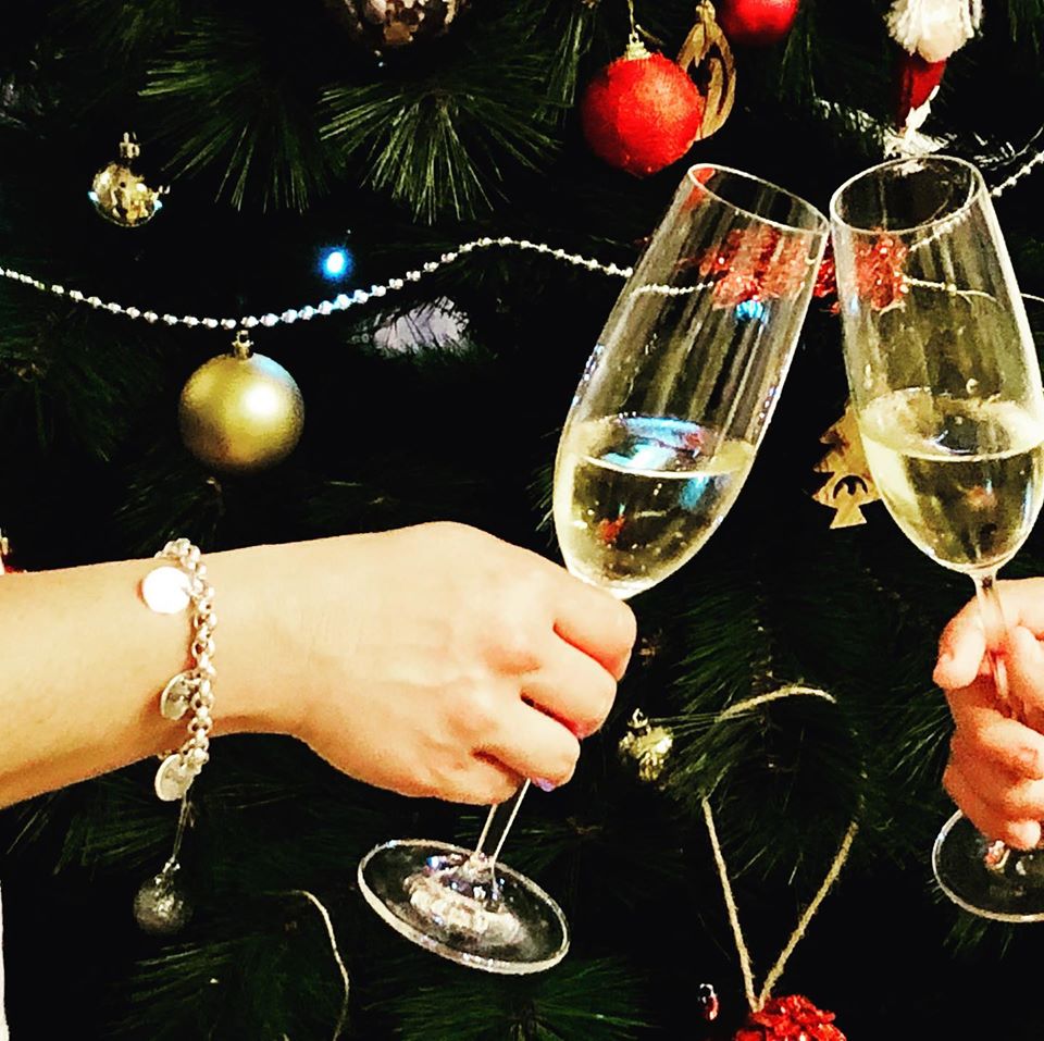 Momenttos_com's tweet photo. Feliz año! Doy gracias a Dios por todo lo que tengo, el don de la #familia, y le pido que nos ayude a estar siempre unidos y a poder perdonarnos!
#familianumerosa #feliznavidad #felizañonuevo #matrimonio #SiempreJuntos https://t.co/pgy4SFqlML