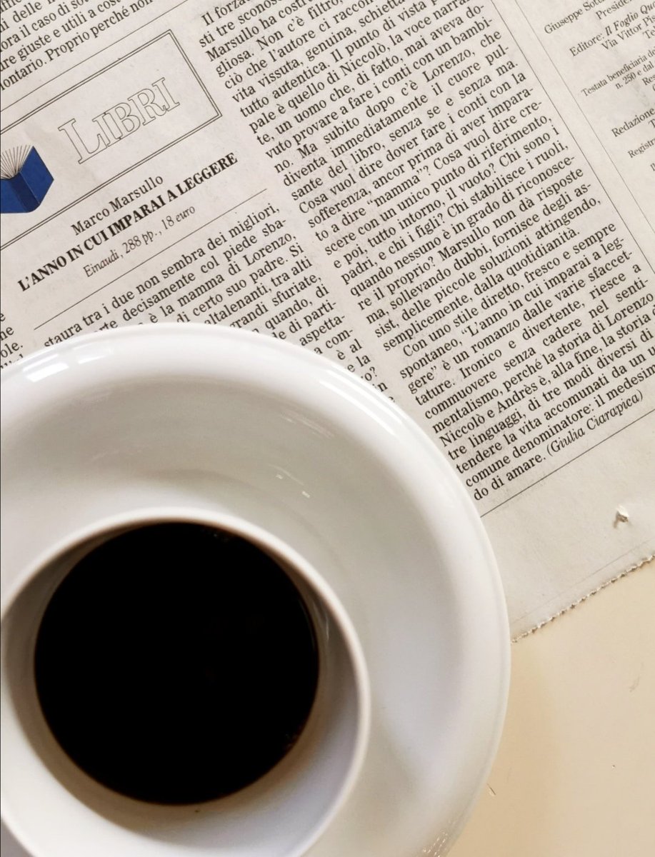 Iniziare bene l'anno nuovo: oggi su <a href="/ilfoglio_it/">Il Foglio</a> scrivo dell'ultimo romanzo di <a href="/MarsullOfficial/">Marco Marsullo</a> “L'anno in cui imparai a leggere” <a href="/Einaudieditore/">Einaudi editore</a>, uno dei libri più ironici, commoventi, teneri e istruttivi del 2019.
Non mi innamoravo così da un sacco di tempo.