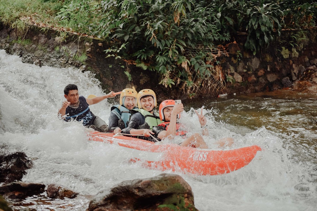 geooutbound's tweet photo. We have one track for white water rafting, this place is on the border of Lembang and Subang. The track is approximately 2km away and takes about 25 minutes enough to do your activities this holiday season. #GeoNews #rafting #bandung #geooutbound #BandungBasah #explorebandung https://t.co/50NGYQnN15
