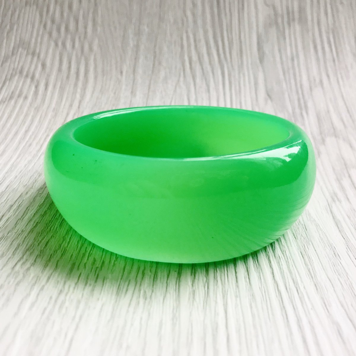 theoldvintageco's tweet image. Wide Glowy Green Vintage Jelly Bangle Bracelet. Space Age Celluloid Statement Bangle. Lime Green Resin Bangle. Green Jello Bracelet. tuppu.net/1d08e7ee #TheOldVintageCo #Etsy #PlasticBangle