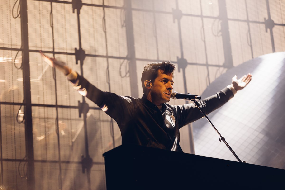 edhogmanay's tweet photo. That was one phenomenal Hogmanay @MarkRonson. #EdHogmanay #BEtogether https://t.co/AJeMQOeVuX