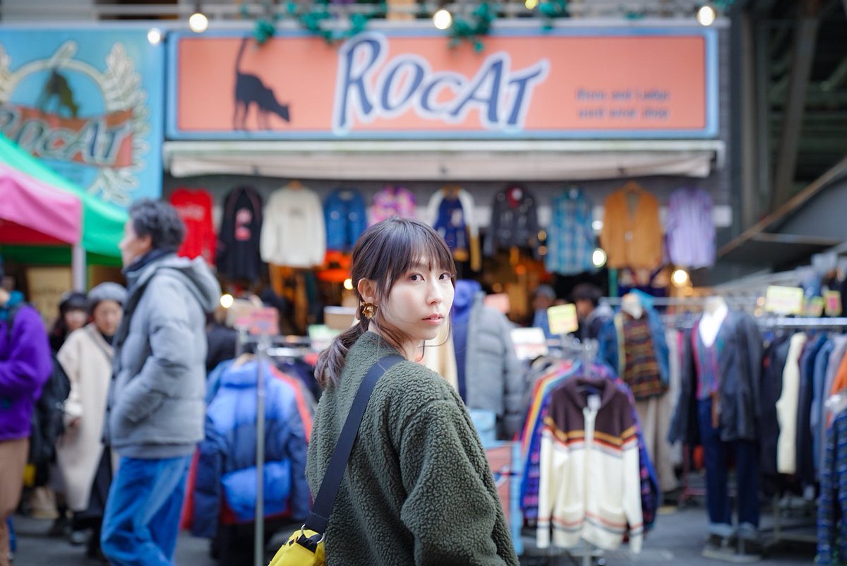 Yuy Photo キャンプや登山アウトドア人生日記 大須商店街で古着屋巡りと妻をパシャリ 4日後のニュージーランドの為に 季節が真逆なので夏服を古着屋で買おうと行きましたが 結局買ったのは素敵なセーター 笑 めちゃ気に入りました 買い物 古着屋 大須