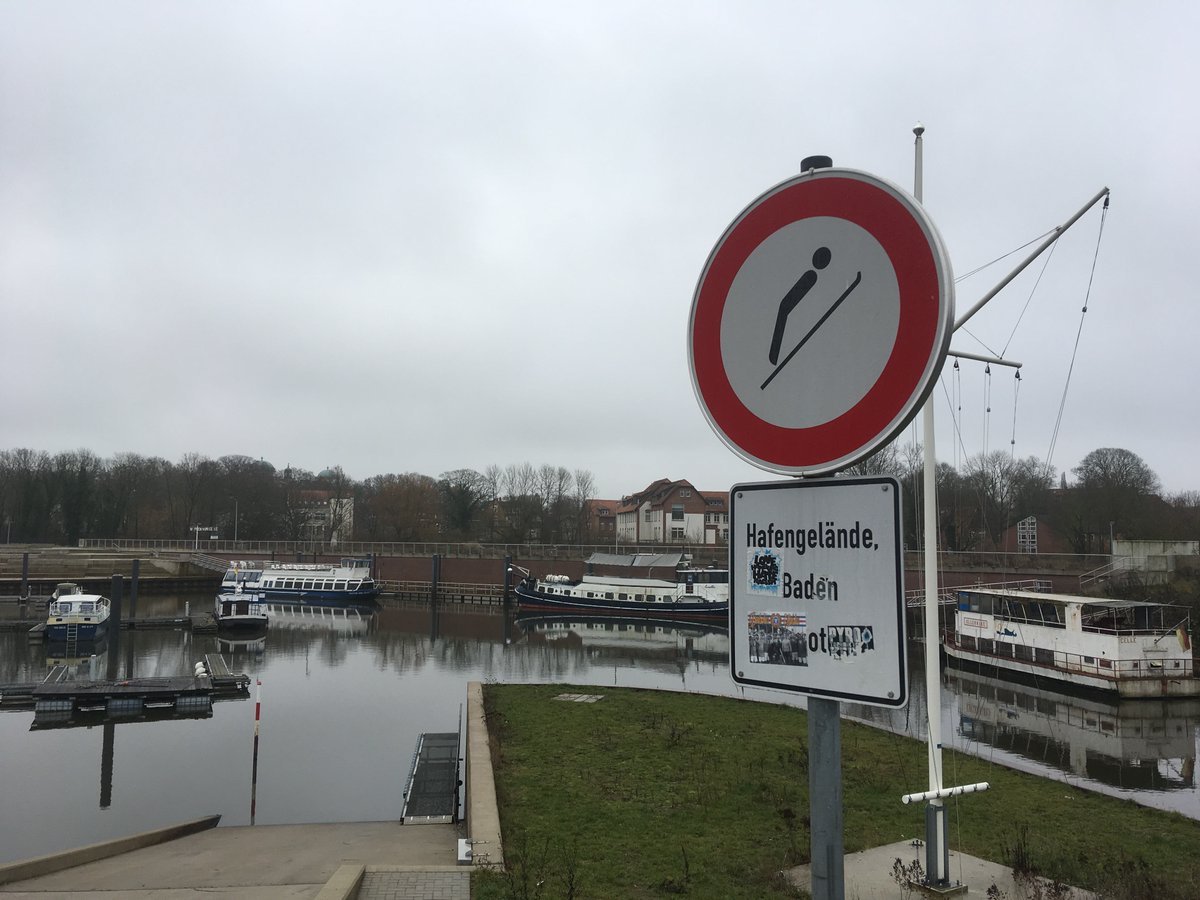 cezett's tweet photo. Halbzeit bei der #Vierschanzentournee. Auch im #Hafen von #Celle kommt man am #Skispringen aktuell nicht vorbei. #Wintersport #Karl #Geifer #4Hills #Skijumping #GoldenerAdler #Zieh https://t.co/00p6kW2gAG