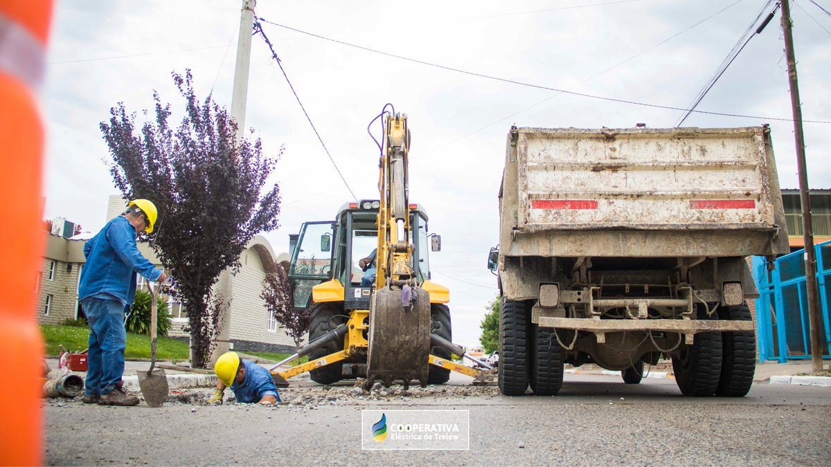 CoopTrelew's tweet image. #BuenJueves
📌Trabajamos en la reparación de una válvula de agua en circulación 8 de Bº #Codepro 💦
#Equipo #Agua #Servicios