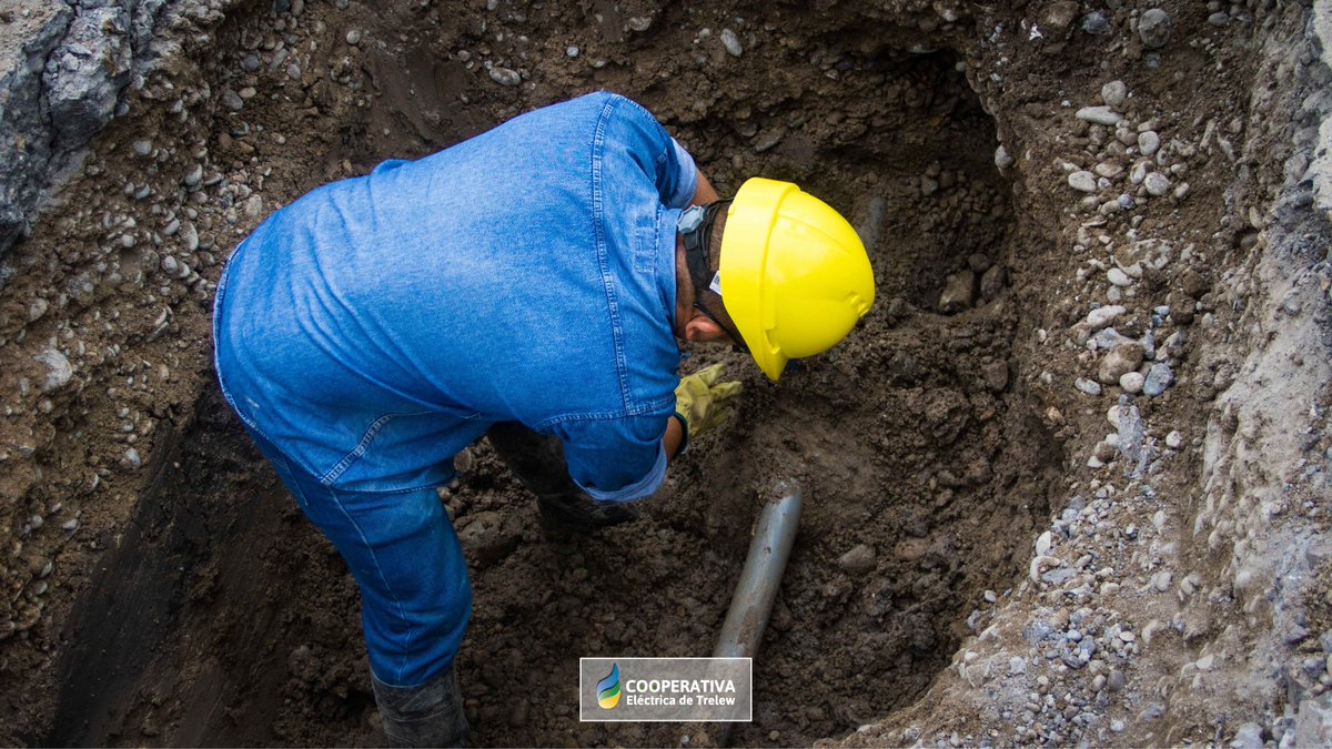 CoopTrelew's tweet image. #BuenJueves
📌Trabajamos en la reparación de una válvula de agua en circulación 8 de Bº #Codepro 💦
#Equipo #Agua #Servicios