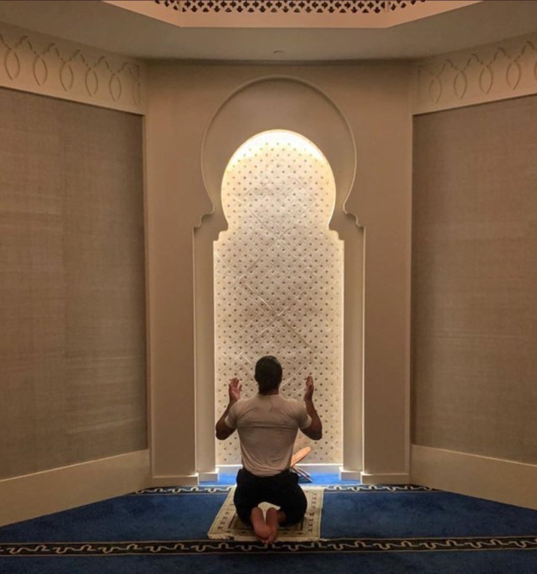 Yüce Tanrım;
Nusret kulun olarak geldim huzuruna. 
Burası imamın yeriymiş ama hemen kalkacağım.
Namaz kılmadığım için tam dizüstü çökemedim kusura bakma.
Kazancımın dâim olması için bu fotoğrafı vermem lâzımdı. 
Sonra bir de Umre yapacağım.
Seni kullandığım için affet!