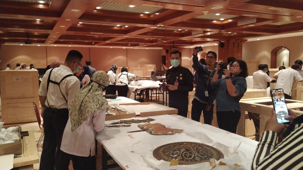 Para pegawai Museum Nasional juga tak luput dari bencana #banjir yang melanda Jakarta dan sekitarnya, tapi koleksi sudah menunggu untuk diidentifikasi . Hari pertama Identifikasi 1.500 koleksi yang baru datang dari Delft Belanda. <a href="/Kemdikbud_RI/">kemdikbud go id</a> <a href="/budayasaya/">Media Kebudayaan Indonesia</a>