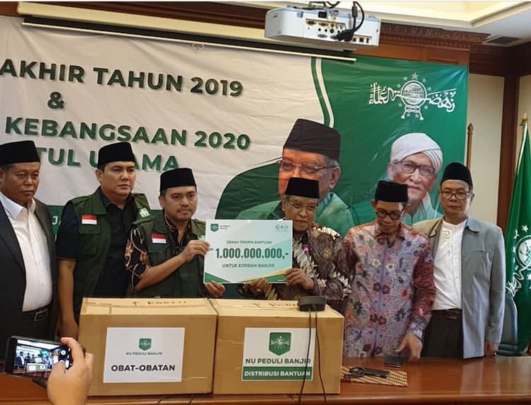 Pengurus Besar Nahdlatul Ulama (PBNU) melalui NU Care-LAZISNU <a href="/nucare_lazisnu/">NU Care-LAZISNU</a> menyerahkan bantuan senilai 1 miliar rupiah bagi korban banjir di Jakarta dan sekitarnya. Selain uang, bantuan tersebut juga berupa obat-obatan, makanan, baju, dan lain-lain.