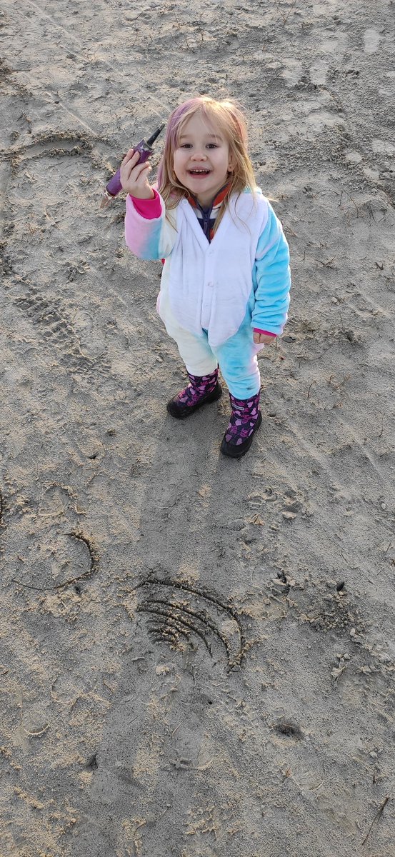 iburlakov's tweet image. Даша рисует картинку моей работы 😁