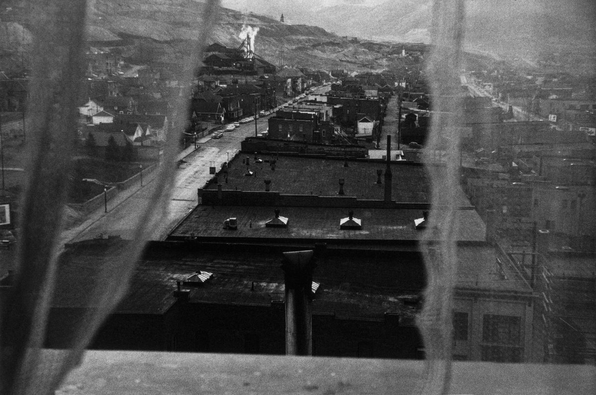 kostisvelonis's tweet photo. Robert Frank, View from Hotel Window. Butte, Montana. 1956
#robertfrank #montana #hotelwindow #hotel #window #theamericans #west https://t.co/SHPSyPshEj