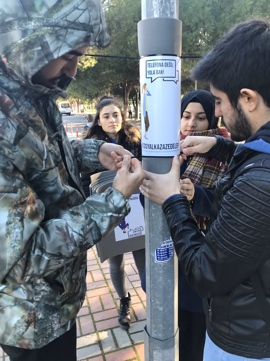 Sosyalkazazede1's tweet photo. Ege Üniversitesi Sosyal Sorumluluk Projesi olan SOSYAL KAZAZEDELER proje yürütücülerimiz; Emine Nur KORKUT, Mehmet Akif GEZGİN, Sevin KILIÇ, Berna UYSAL, Enes Sefa ÖZBEK, Aykut OK #sosyalkazazedeler @EUEgitimFak @UniversiteEge @FiratSarsar @ProfNecdetBudak https://t.co/aUIieBoNLF