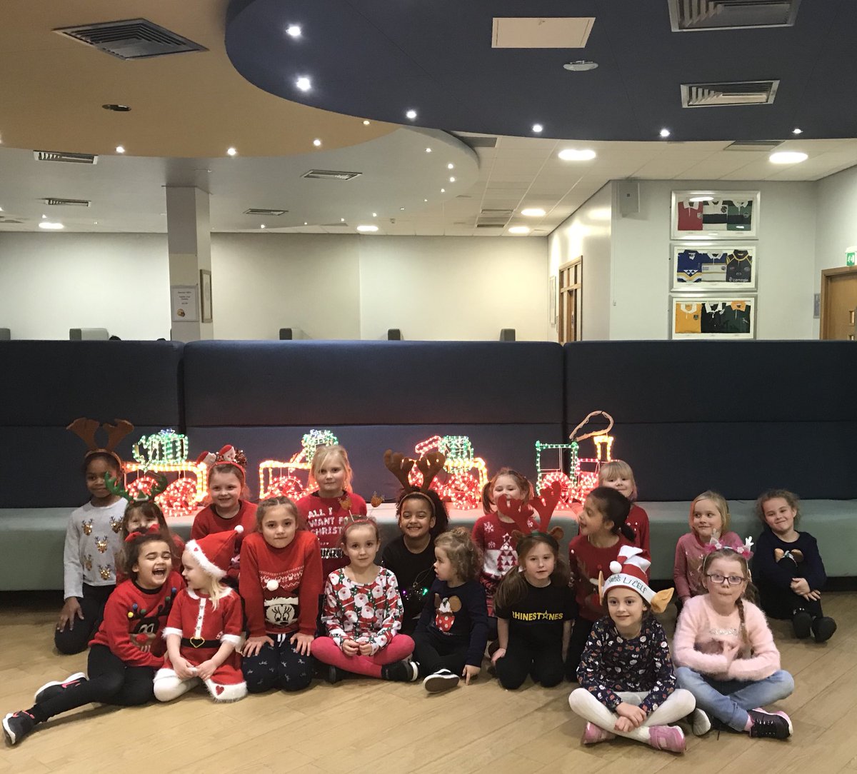 rhinestones09's tweet photo. Missing Christmas?? Here’s a few from our Christmas classes 💙💛 https://t.co/CTwMJBngIM