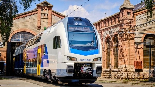 Havenlust's tweet photo. That is how you arrive by trains in Europe #stadler #mav #budapest #vac #cegled #hungaria #railway #city #trainstation #gare #bahnhof 🌍 https://t.co/os1M9uyt08