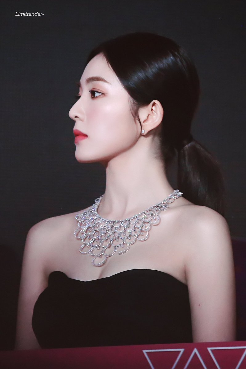 3___2__9's tweet photo. 이 목걸이 하나가 2억 7천만원이라는 소식을 듣고 혼자 머릿속에서 오션스8 찍고있어요 https://t.co/hXdLm30hwK