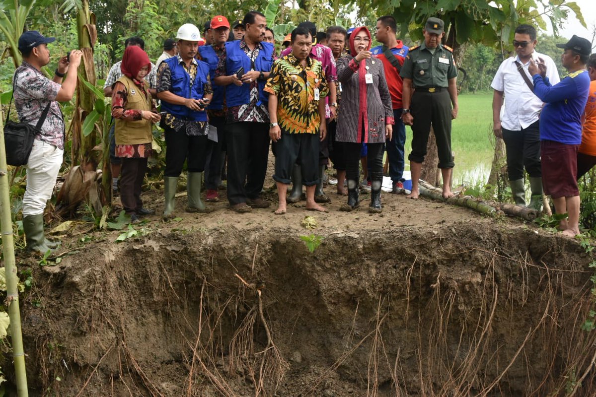 diskominfo_grob's tweet photo. Bupati Grobogan @SumarniGrobogan meninjau tanggul jebol di desa Kemloko Kec. Godong, dan Desa Mojoagung Kec. Karangrayung (02/01/2020) https://t.co/MZEznvco0Y