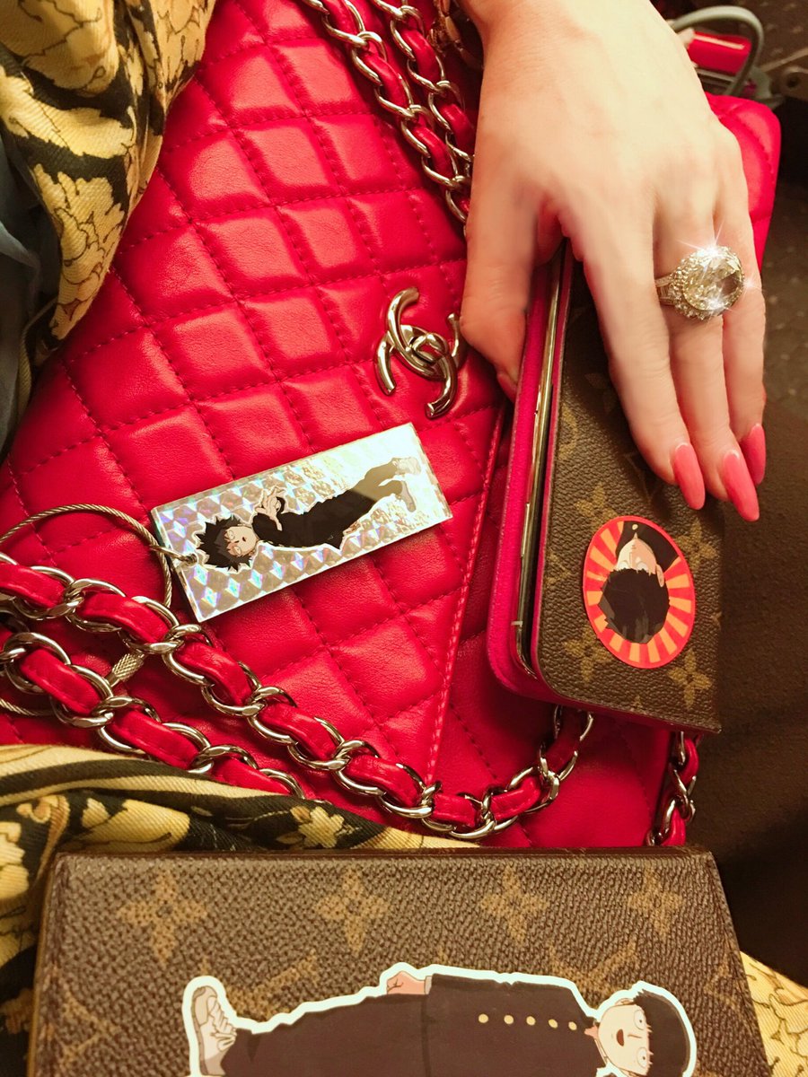 叶美香、ガチでモブサイコ100のステッカーを私物のヴィトンの