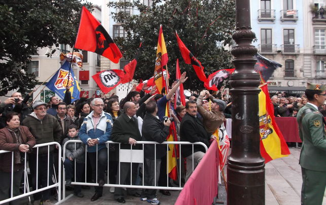 arriatecolorao's tweet photo. La Toma de Granada es la fiesta por excelencia de la ultraderecha en Andalucía.

Banderas franquistas, señores pidiendo un taxi, Ortega Smith, la Legión... ¡Solo falta Zozulya!

Pero.. ¿Qu�� es y por qué tanta gente está en contra de la celebración de la Toma de Granada? HILO👇 https://t.co/l3g0kIcYPV