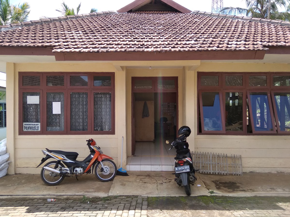 Sukriyono682's tweet photo. Kerja bakti membersihkan kantor Panwascam Sumawe kompak

#bawaslumengawasi
#salamawas
#malangmengawasi
#bawaslukabmlg https://t.co/dJg8FB2MhA
