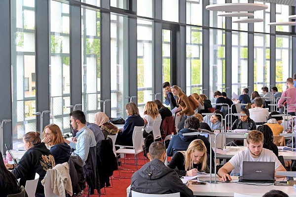 #JeunesenMétropole
Fonds d'aides aux jeunes : simplification et dématérialisation des démarches. 
Ce dispositif vise à favoriser l’insertion sociale et/ou professionnelle des jeunes en difficulté.
Remplir un dossier individuel ou collectif ➡️ lillemetropole.fr/actualites/fon…