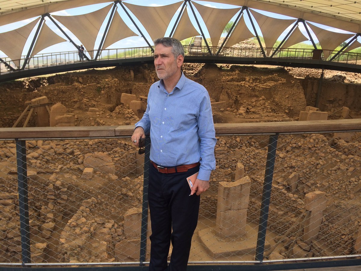 Türkler; ilk taşı MS 630 yıllarında, ikinci taşı MS 750 yıllarında dikmiştir.
MÖ 10.000 yılında yapılmış bu mabedi ve dikilmiş bu taşları sahiplenmeleri ne kadar da garip.
#Göbeklitepe 
#Grêmiraza