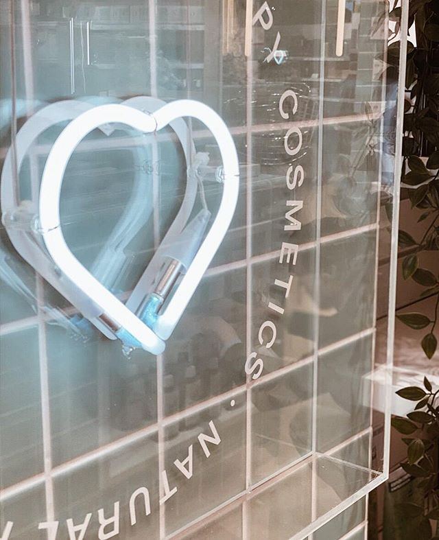 eneutra's tweet image. B56 Cosmetics Corner 🌿🎉
.
#newbrand #naming #dissenygrafic #terrassa #disseny #barcelona