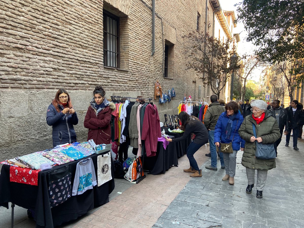 Barriolasletras's tweet photo. Durante el año 2019 hemos conseguido que el #MercadodelasRanas se consolidara en la calle Huertas con éxito, logrando que la gente recuerde  que cada primer sábado de mes pueden acercarse al Barrio de las Letras y disfrutar de un mercado artesanal único. https://t.co/t7a1nHfP2y