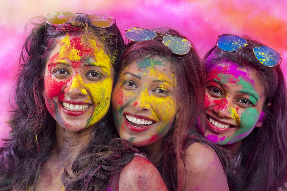 todoluminosos's tweet photo. Estas sonrisas confirman la diversión de una Fiestas Holi. 

https://t.co/MLNaUw6Kjb https://t.co/75HN0fWCZw