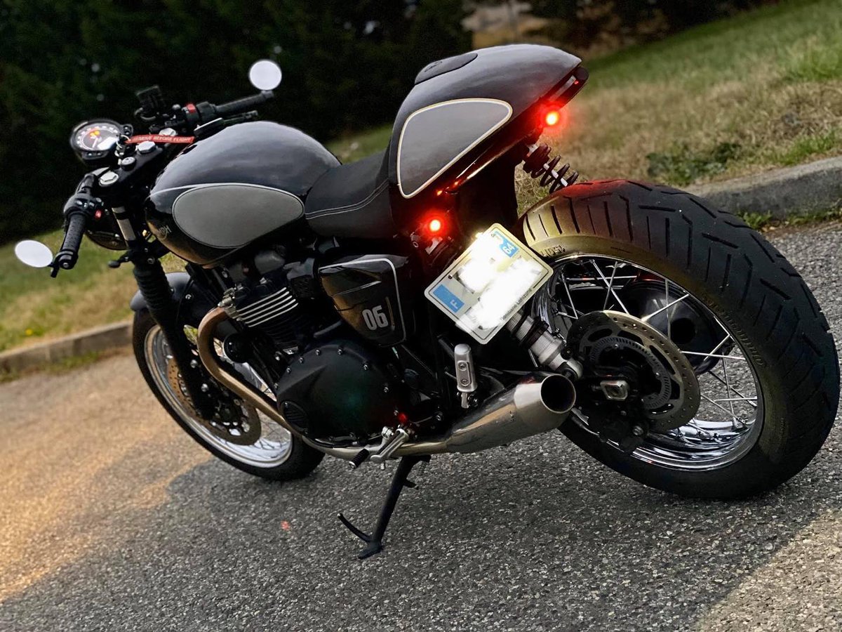 TeamRobertsLtd's tweet photo. Fab's custom thruxton ๐ธ
Sober and classy I love it ๐
#triumphfansfrance #triumphfans #triumphbonneville #triumphthruxton #thruxton #thruxtonr #thruxtoncaferacer #caferacer #caferacers #caferacergram #caferacertriumph #triumphcaferacer https://t.co/CF8UHKvN5u