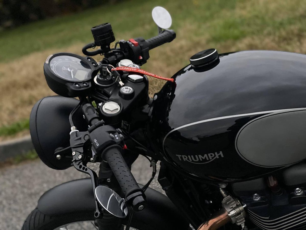TeamRobertsLtd's tweet photo. Fab's custom thruxton ๐ธ
Sober and classy I love it ๐
#triumphfansfrance #triumphfans #triumphbonneville #triumphthruxton #thruxton #thruxtonr #thruxtoncaferacer #caferacer #caferacers #caferacergram #caferacertriumph #triumphcaferacer https://t.co/CF8UHKvN5u