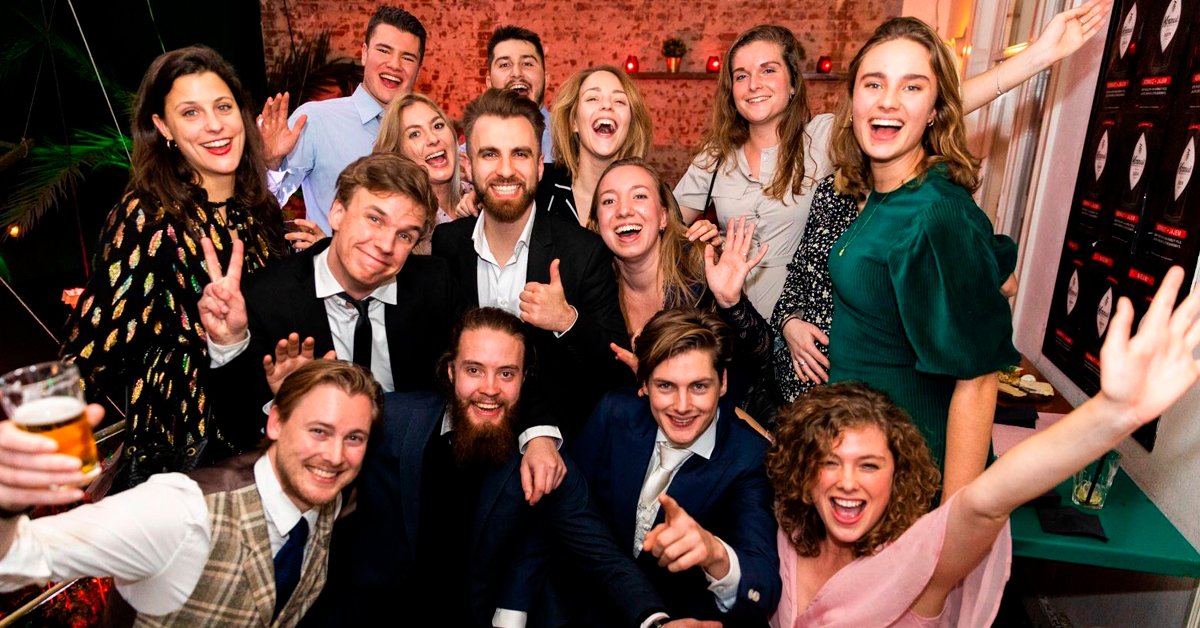 site_nu's tweet photo. Celebration time! Twee weken terug was de bruiloft van een van onze #founders en heel het #team was natuurlijk van de partij. 🍾 https://t.co/lcZVPELpEb