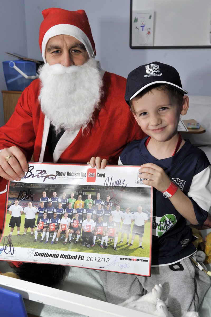CJPhillips1982's tweet photo. I've been numb since hearing this yesterday and kept hoping it wasn't true. A great player and a no nonsense character who had a great sense of humour. Only player I know to turn up for the Christmas hospital visit dressed as Santa. Saw him a few months ago and it's just so sad. https://t.co/x3sfDTTAib