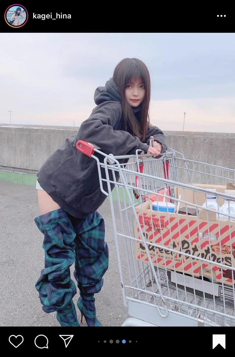 えっズボン脱ぎかけてる？！ロングブーツが大きすぎて何度も見てしまう。