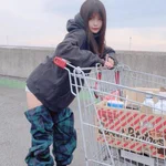 えっズボン脱ぎかけてる？!ロングブーツが大きすぎて何度も見てしまう。